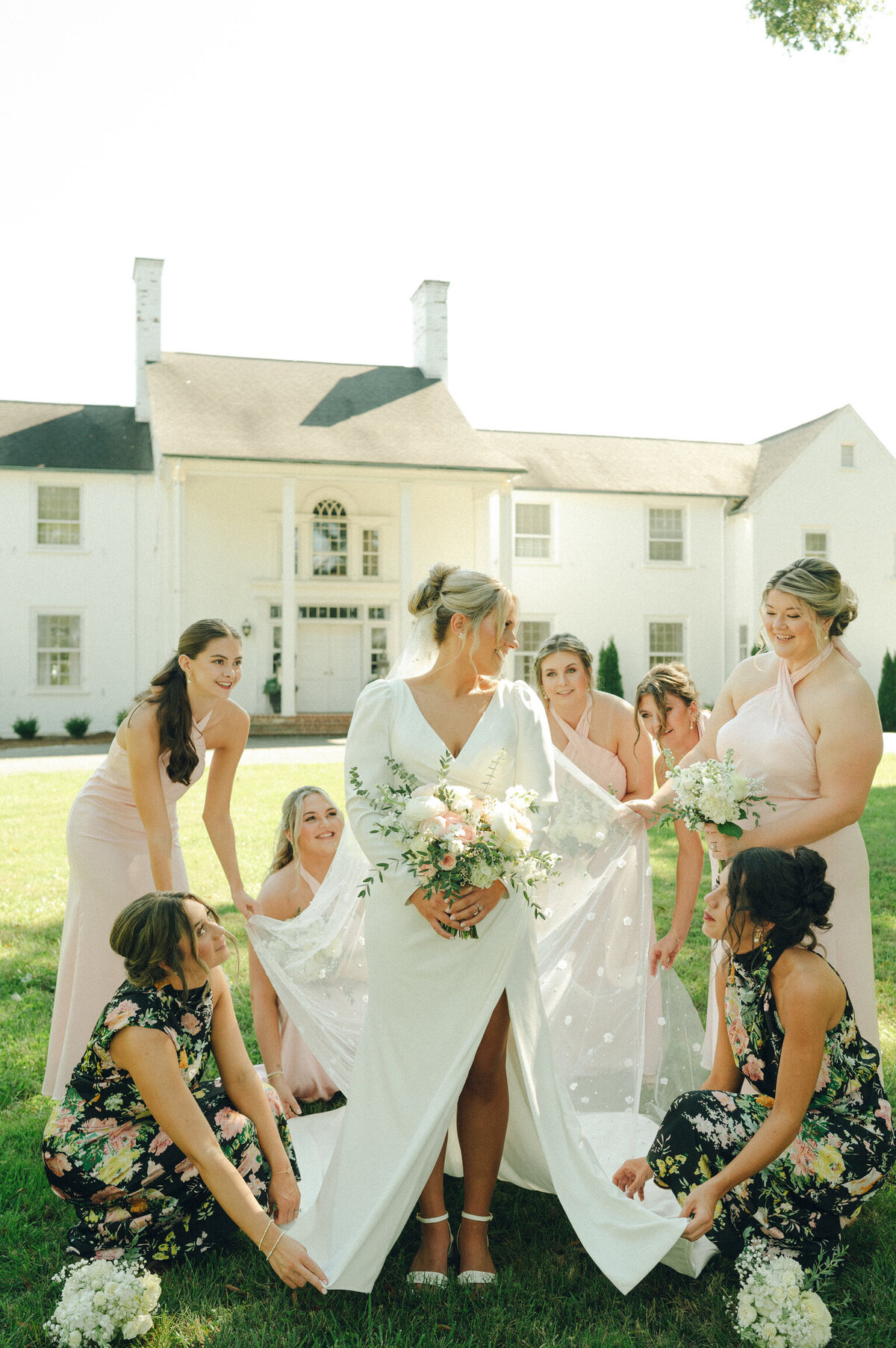 bridesmaids_bride_portraits_fun_beautiful