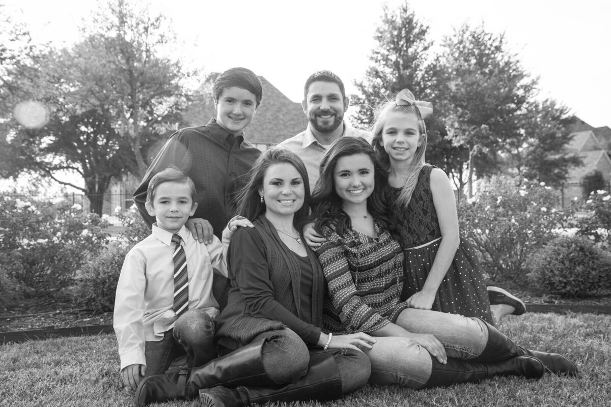 black-and-white-family-portrait-of-cousins