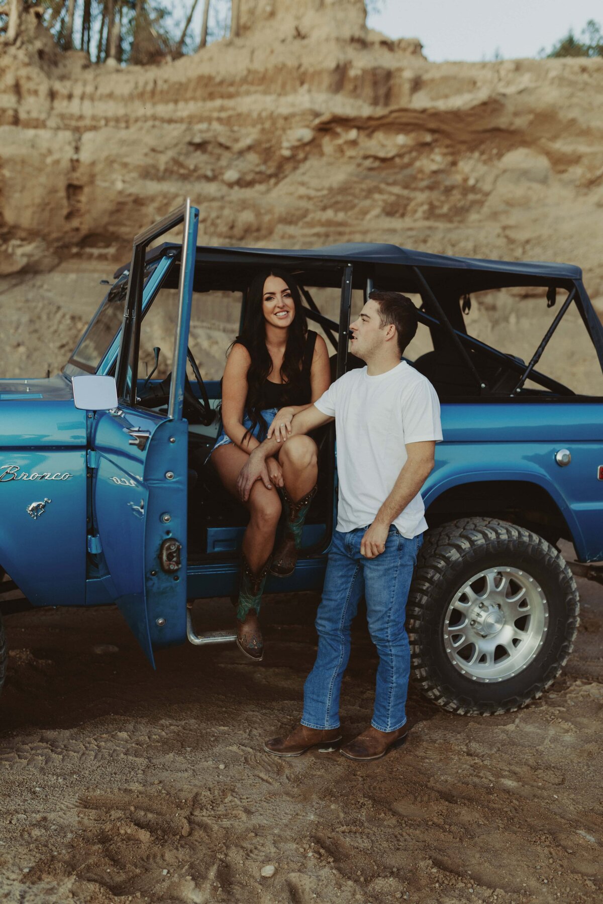 Engagement-session-with-ford-bronco-9