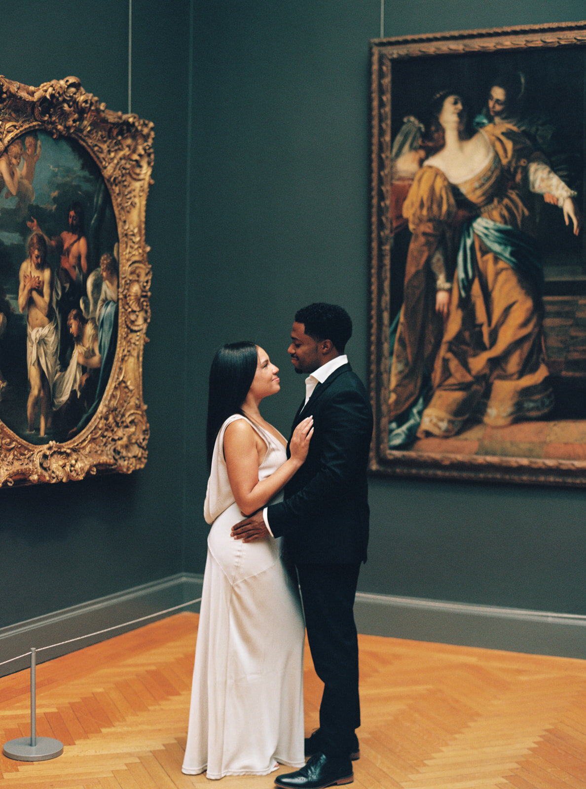 couple session in new york, art gallery