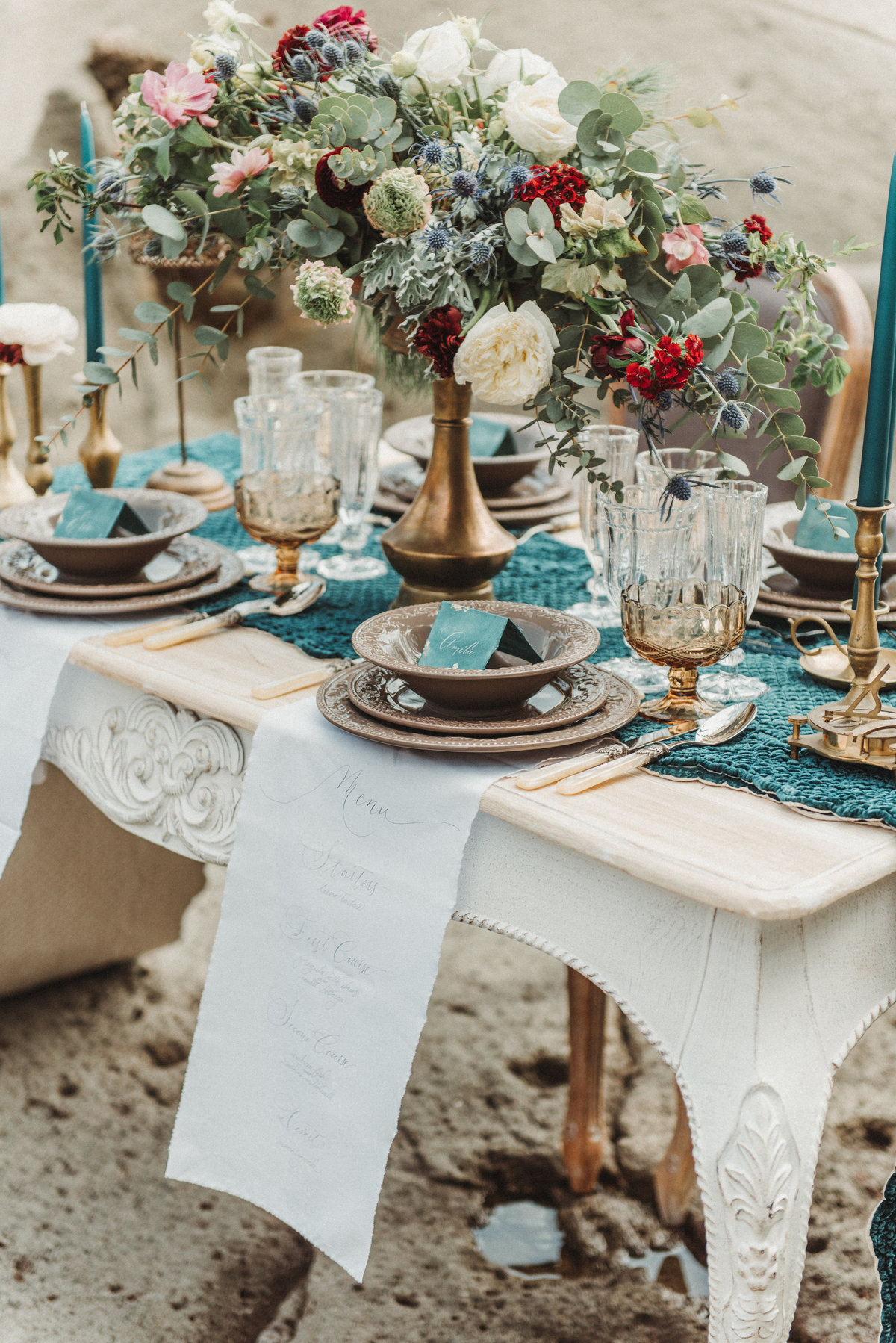 A delabré-marine wedding style with a natural and ancient precious character