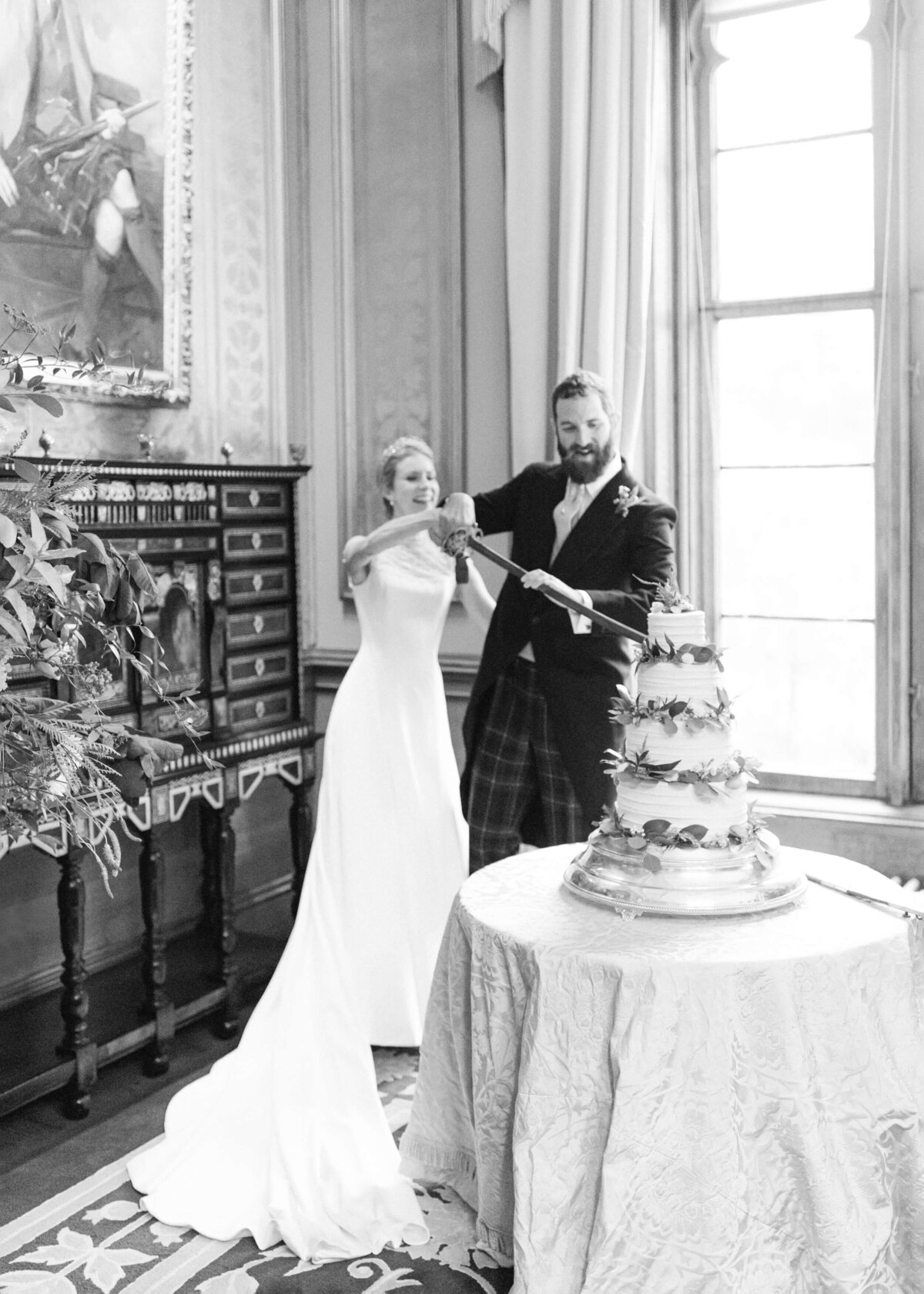 chloe-winstanley-wedding-scotland-scone-palace-cake-cutting