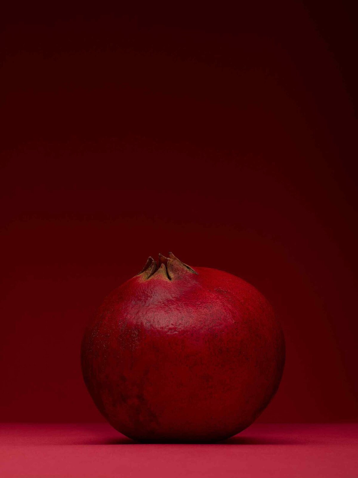 fooddrinks_photography_pomegranate-red-background