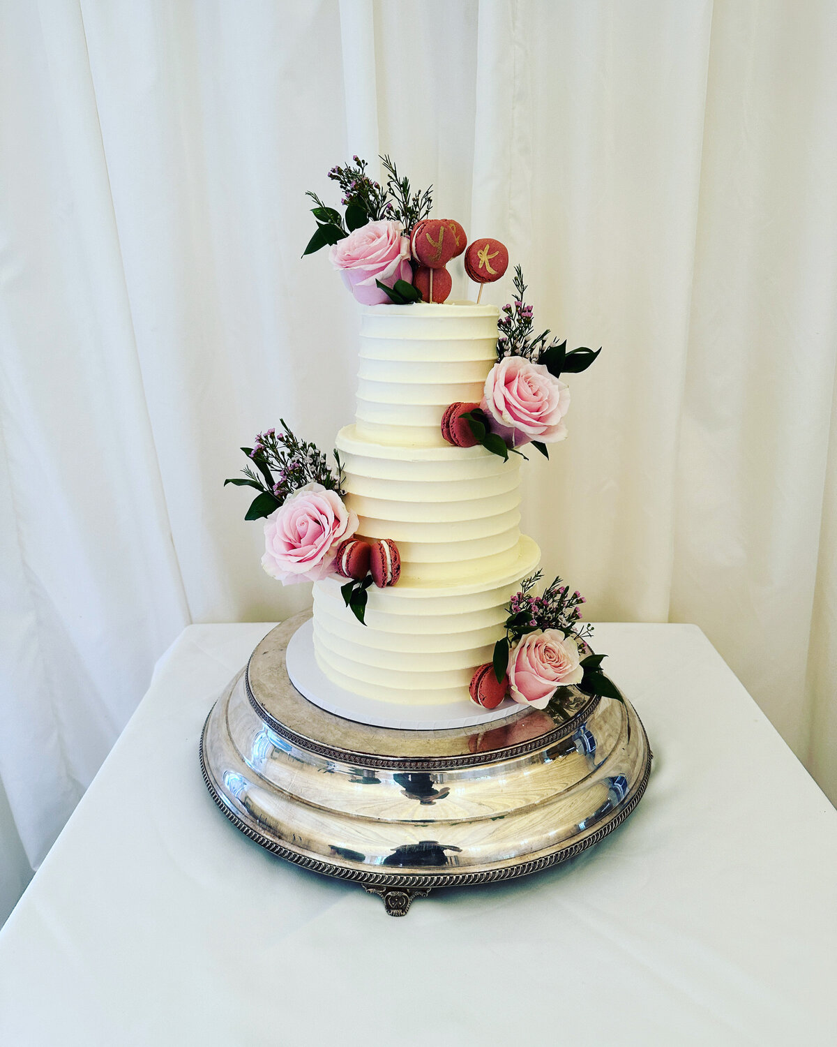 layers-graces-buttercream-rustic-wedding-cake-fresh-flowers-mulberry-house
