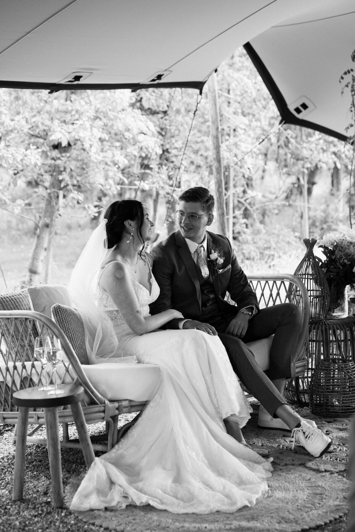 rouwfotograaf legt intieme bruiloft vast bij In de Kas bij Winnsen – ceremonie bruidspaar liefde 