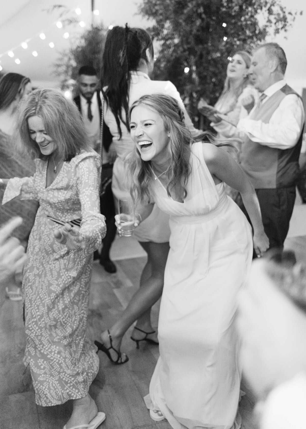 chloe-winstanley-weddings-dancefloor-bridesmaid-dancing