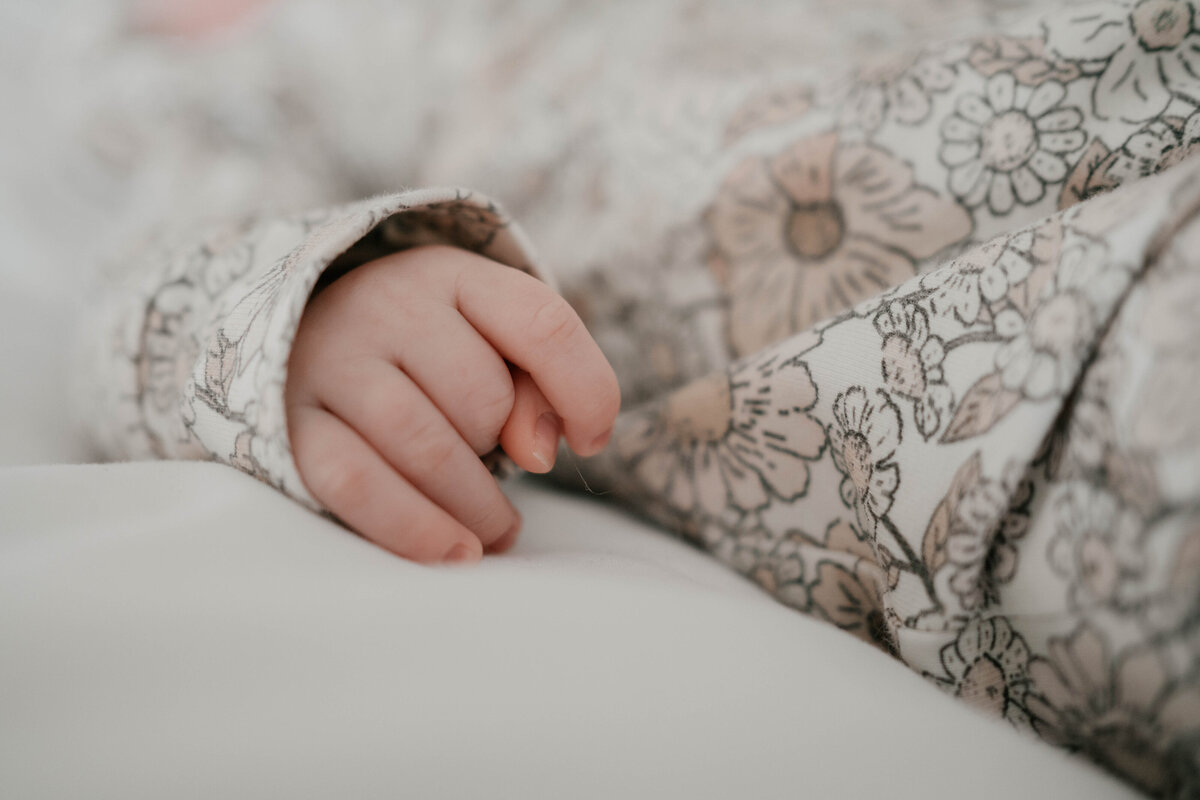 Newbornshoot door Leukfotografie in Amsterdam, Zaandam, Landsmeer, Oostzaan en Purmerend – zachte, liefdevolle babyfoto’s-41