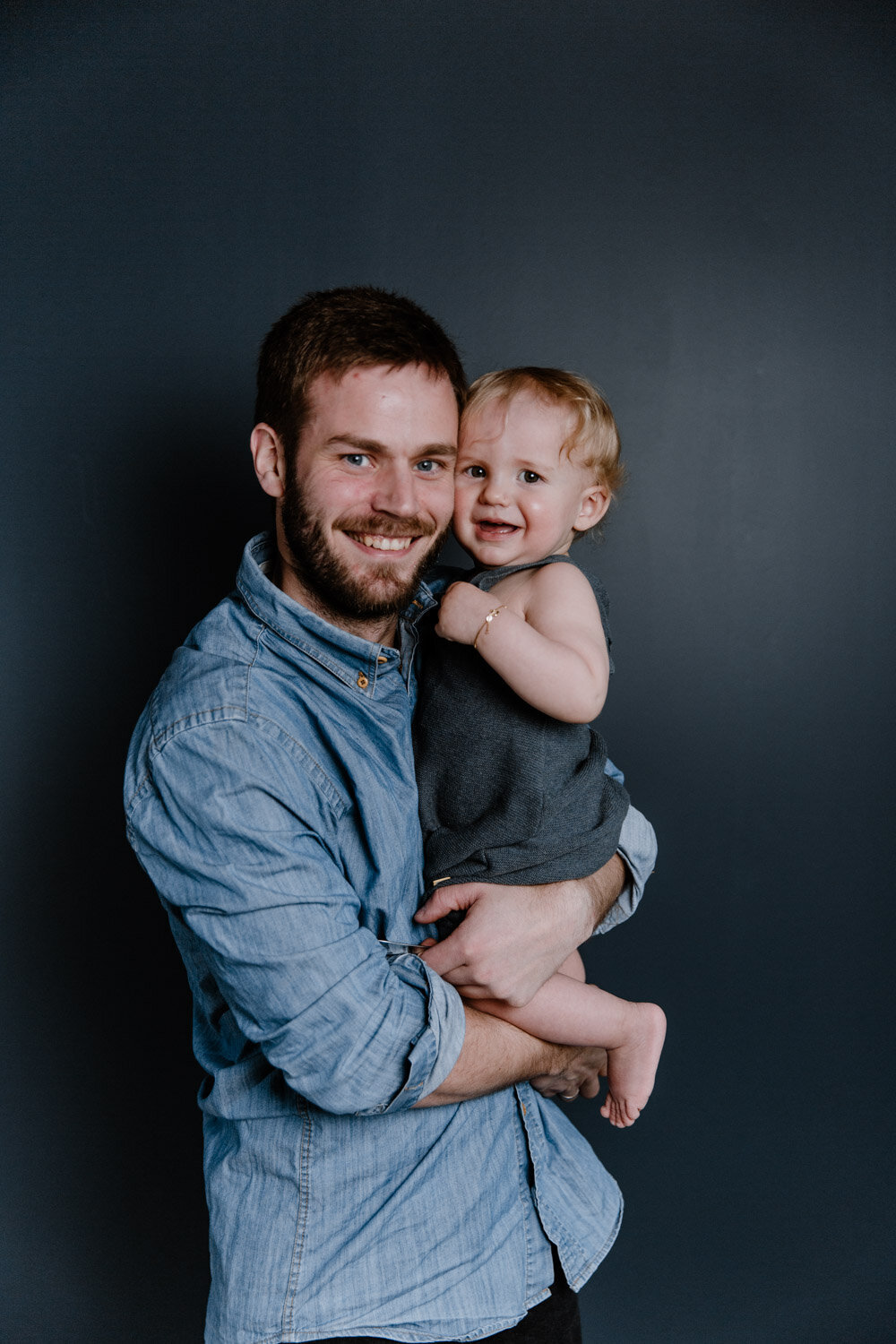 familie_hjemme_studio_Oslo_homesession_charlottechristensen_glede_far_sønn2