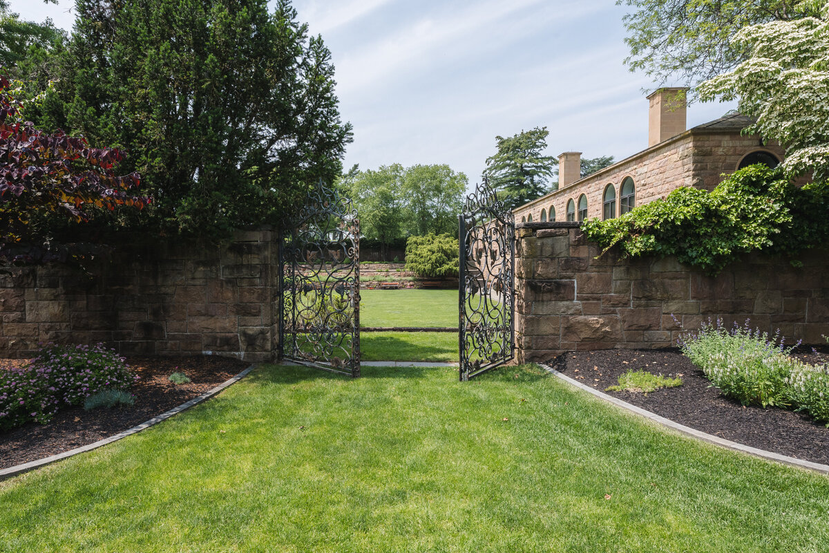 the iron gates at jasna polana gardens for photos