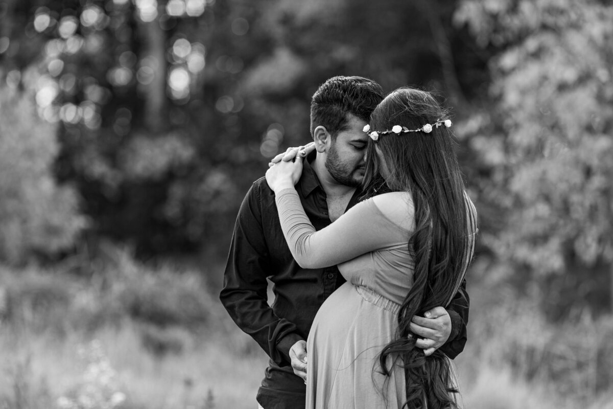 london ontario maternity photo with mom and dad embracing