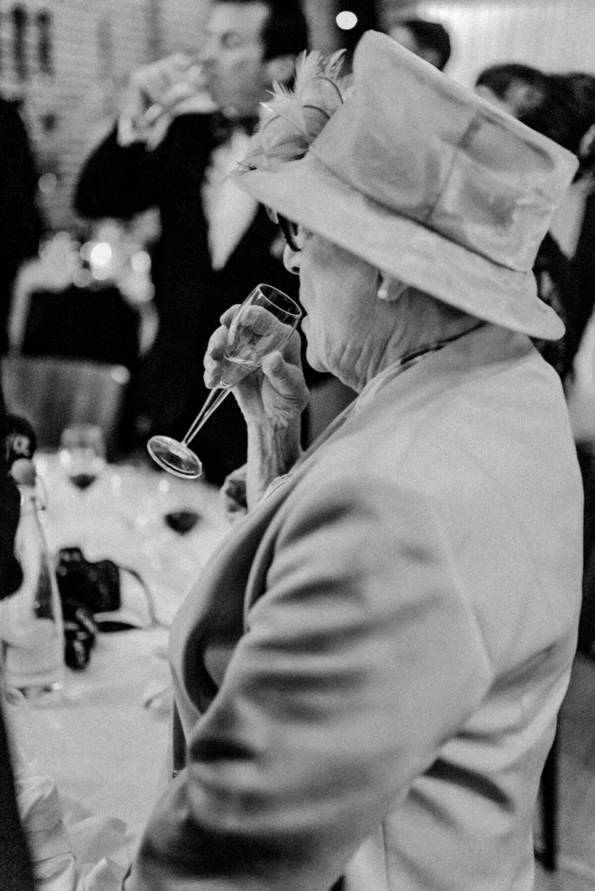 181_London_Luxury_Wedding_Photographer (87 von 190)_A luxury wedding photographer for a quintessential British elegant wedding near London. Discover the work of luxury wedding photographer Flora and Grace. 