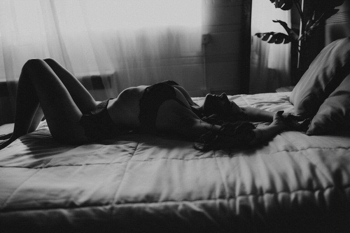 Show off your body and curves with an artistic boudoir session
