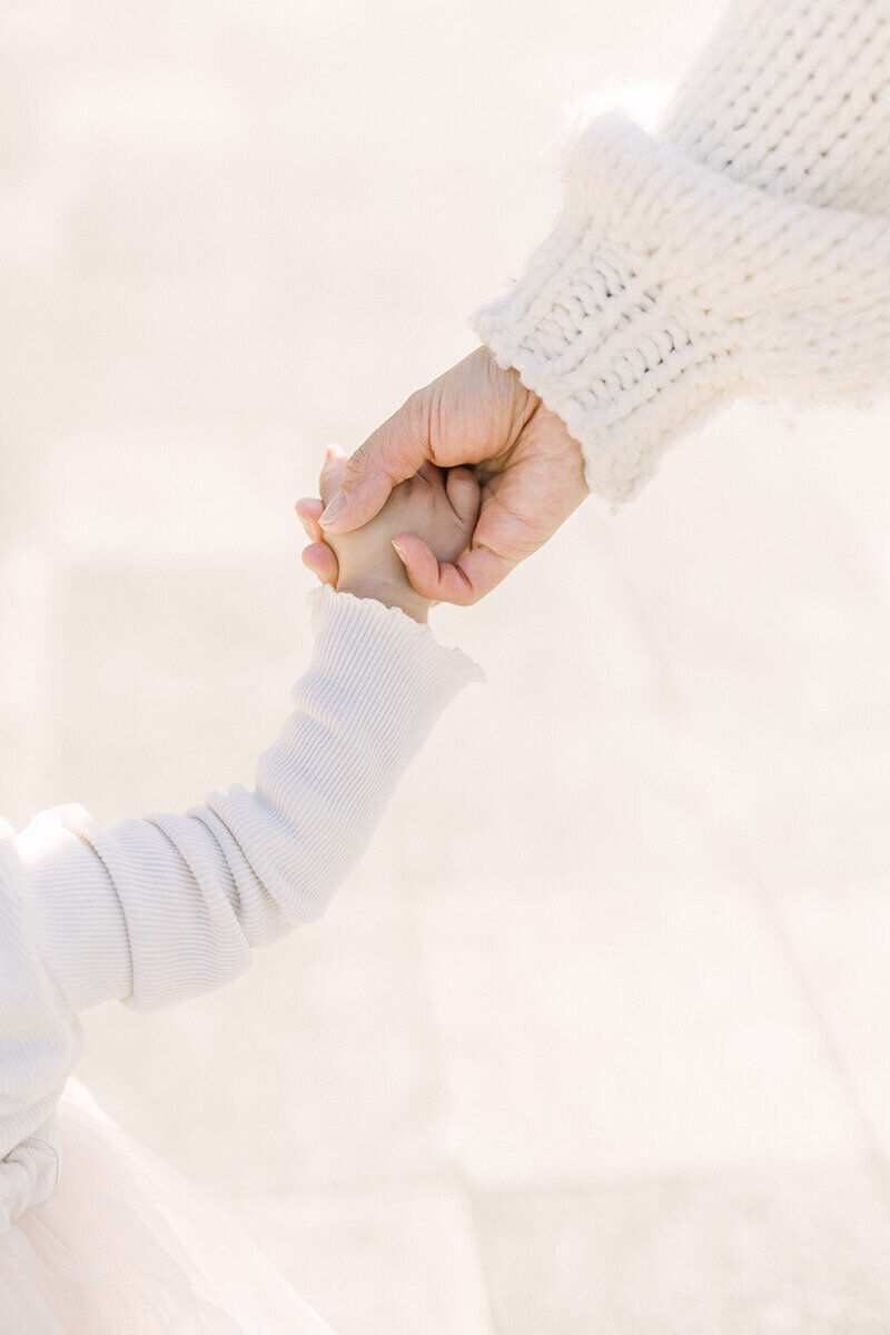 ママと1歳の女の子のつないでいる手を撮影したバースデーフォト
