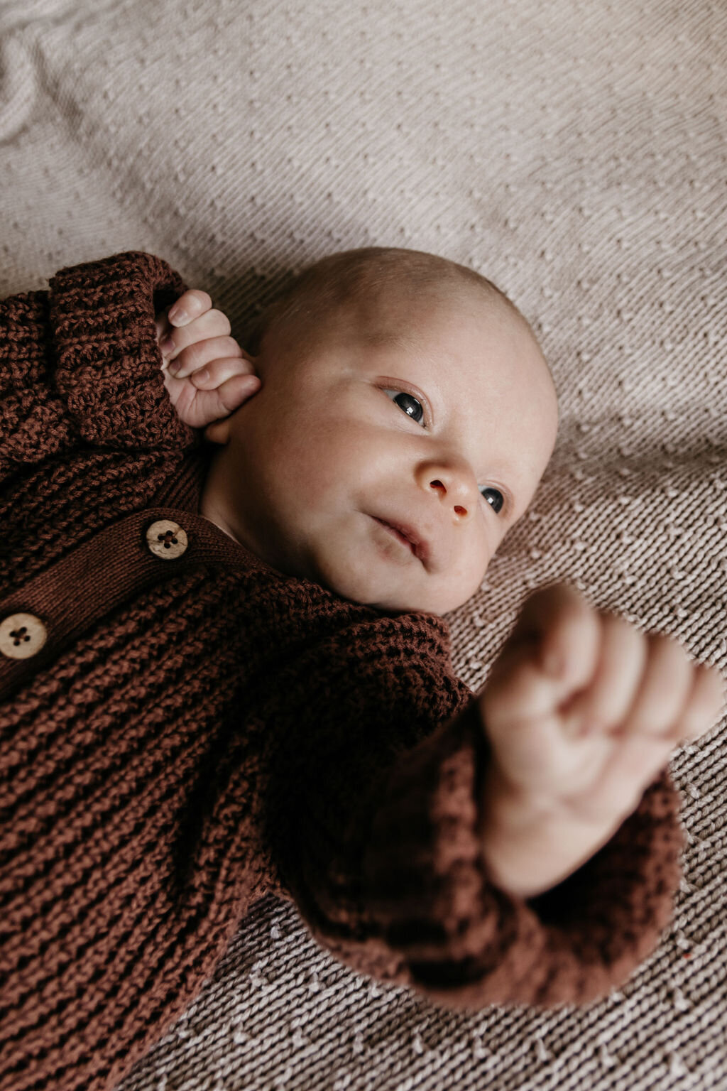 Close-up van newborn baby Jefta tijdens de newbornshoot in Noord-Nederland