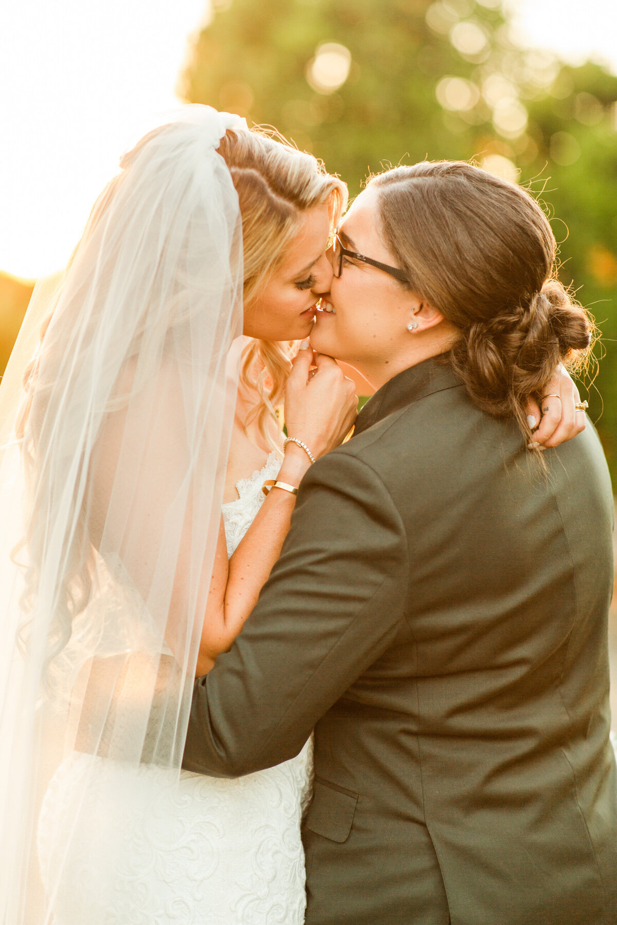 lesbian-wedding-couple-kissing