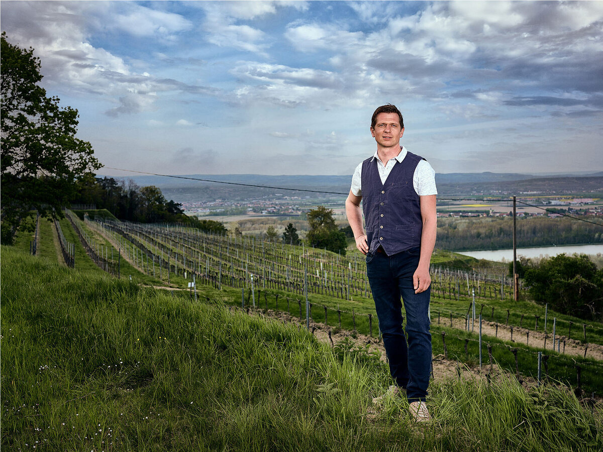 Authentisches Businessportrait eines Winzers vor den Weinbergen – starke visuelle Inszenierung von Atelier Schulte, Spezialist für Werbe- und Businessfotografie in Österreich.