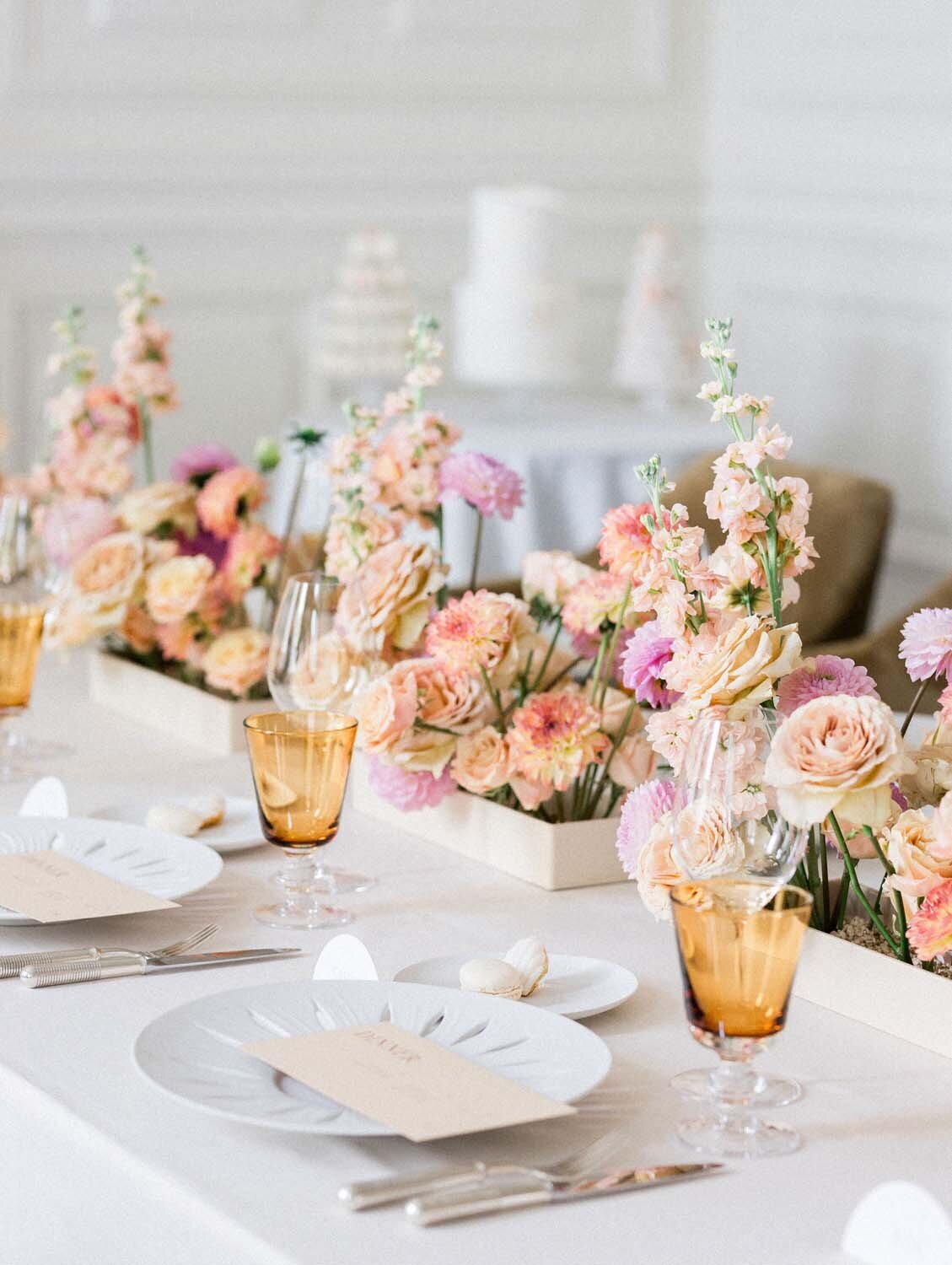 Colorful couture wedding at luxury hotel chais Monnet in Cognac - Veronique Lorre artistic direction floral designer36