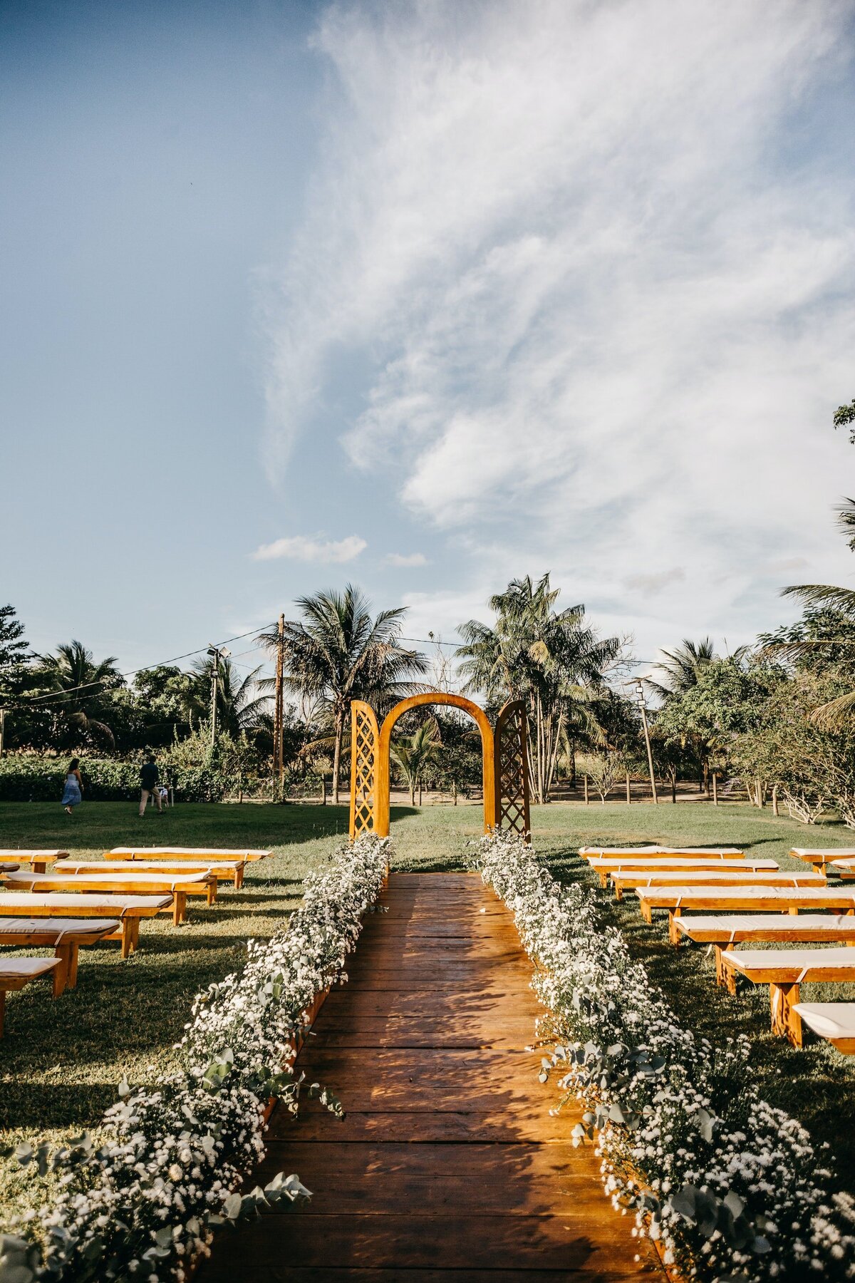 wedding-arch-with-benches