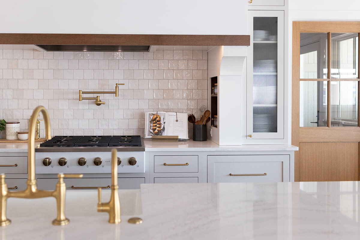 michele rosenboom design cozy colonial kitchen 6