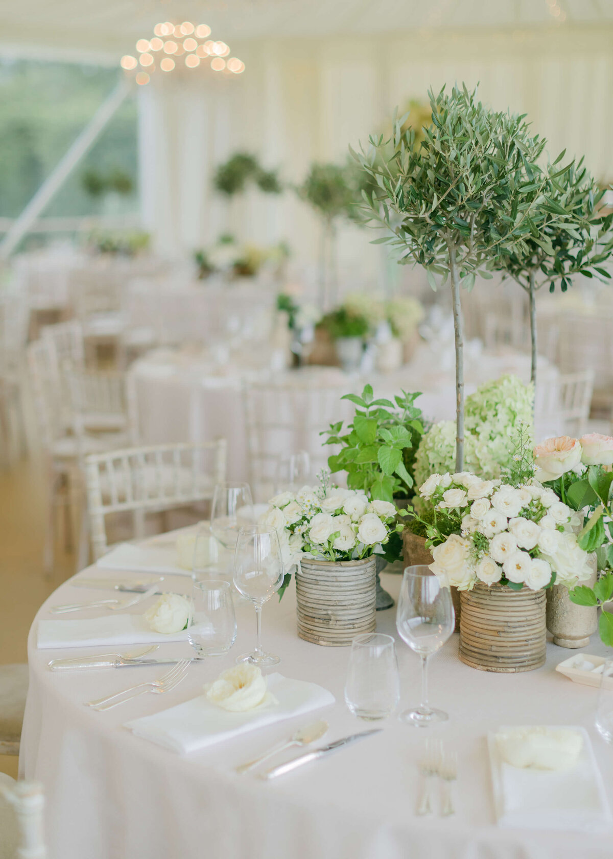 chloe-winstanley-weddings-hambleden-tablescape-cream-green
