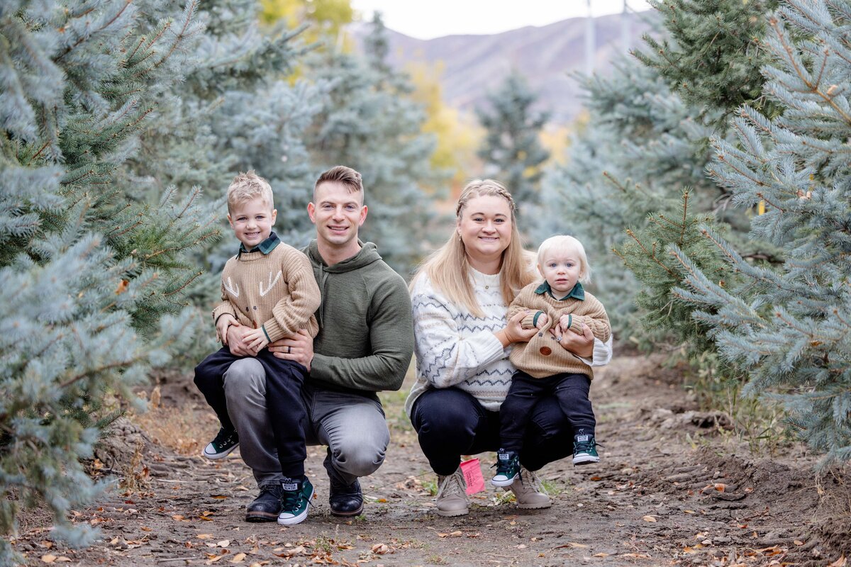 Utah-County-UT-Christmas-Tree-Farm-Mini-Session-Magnolia-and-Grace-Photography-Co-AshbyilyinJ-# (1)-7
