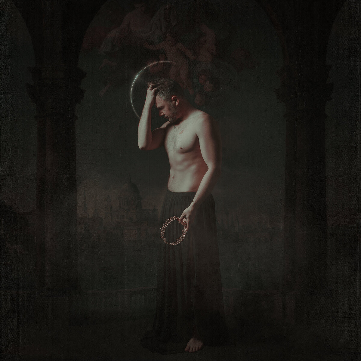 Ace Photography Zaltbommel meesterwerk van fotograaf Ace in een schilderachtige donkere setting met halo en kroon van goud