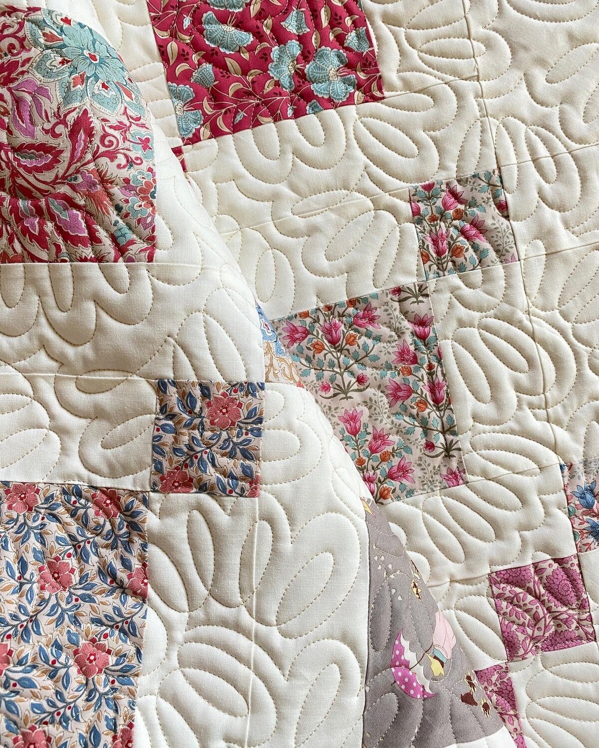 Filaments quilting design on a floral and white quilt