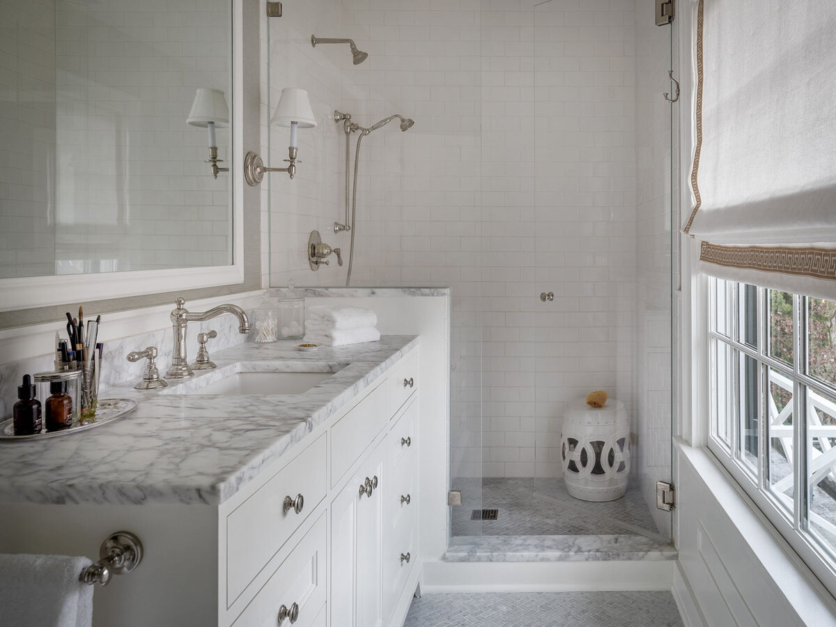 16-classic-compact-small-bath-marble-mosaic-floor-herringbone