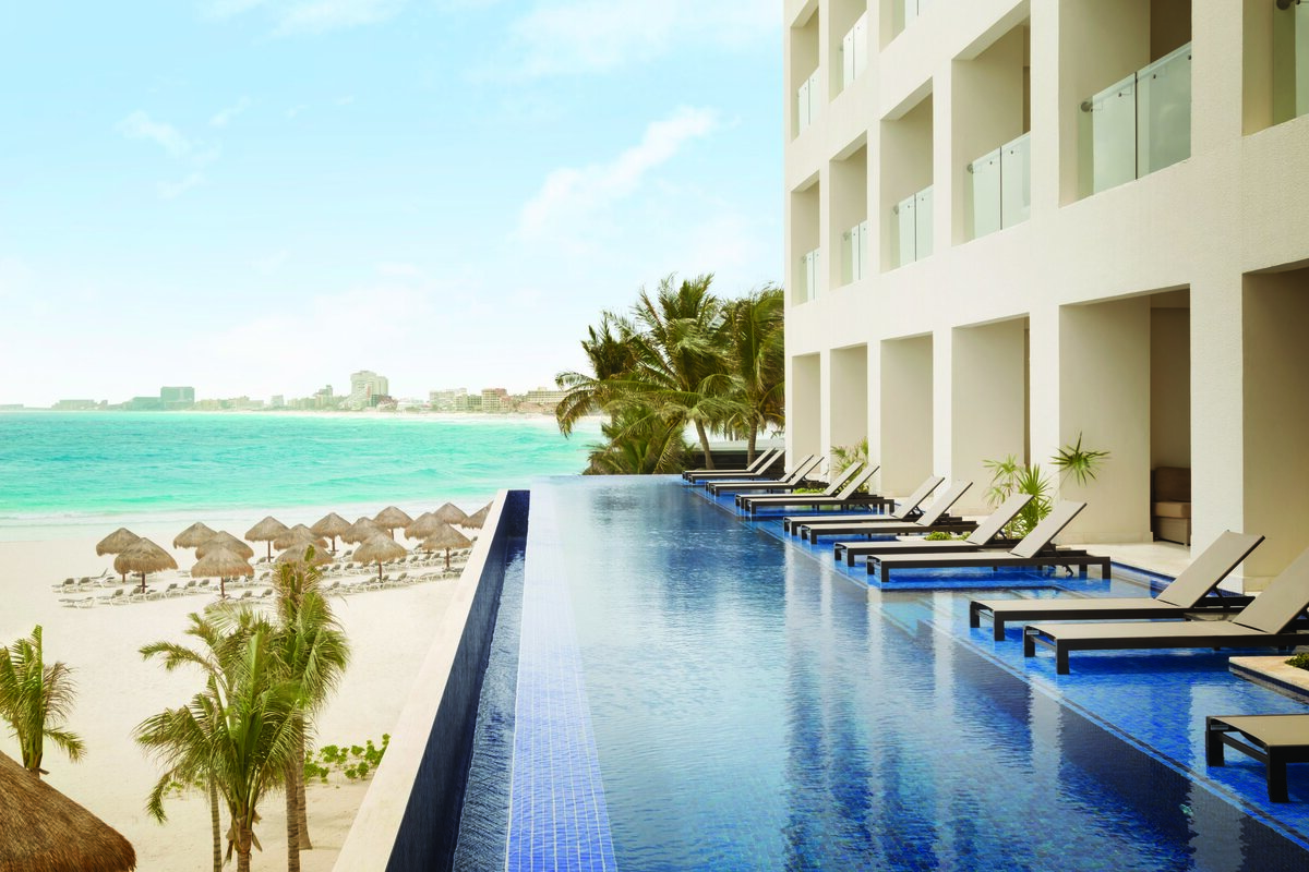 Hyatt-Ziva-Cancun-Turquoize-Swim-Up-Suites-2