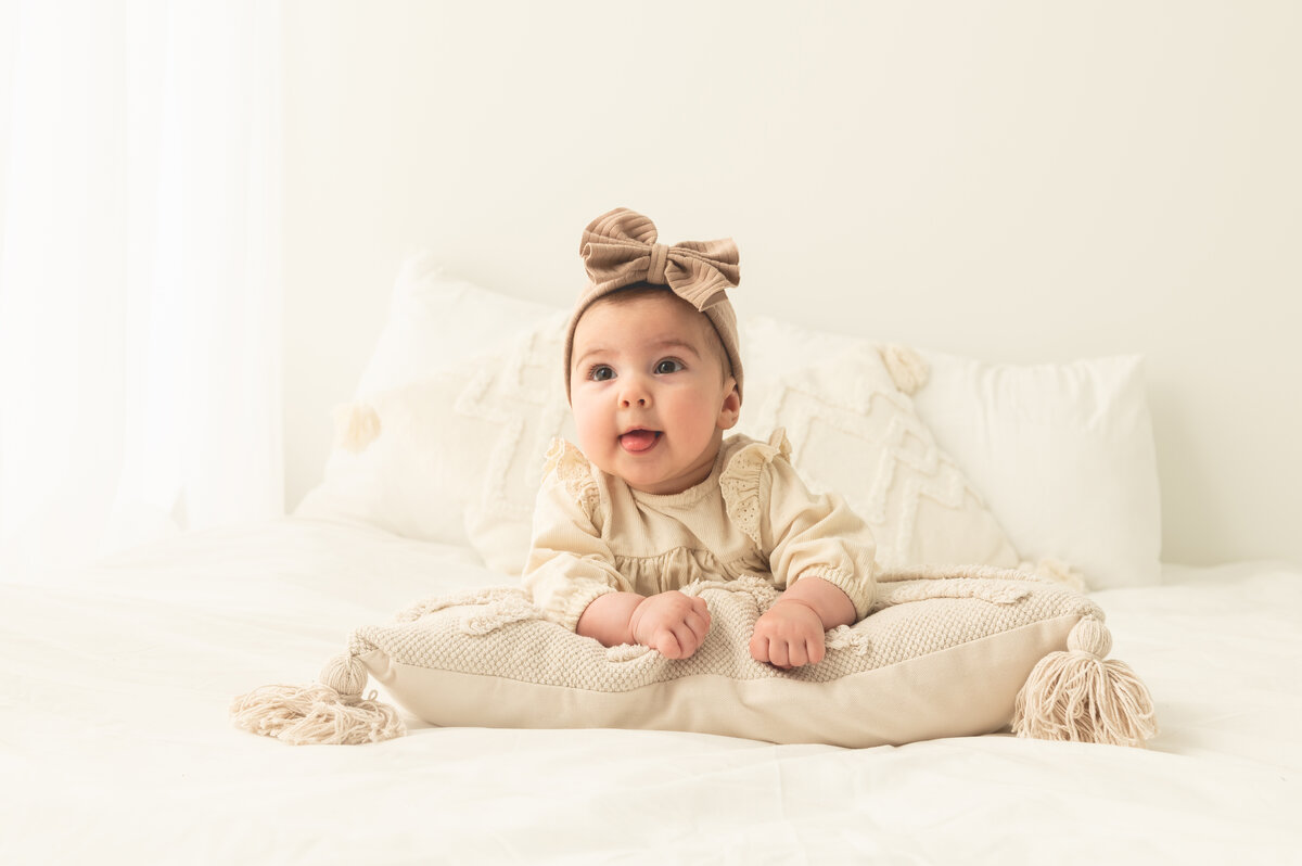 5 maanden oude baby in witte minimalistische setting