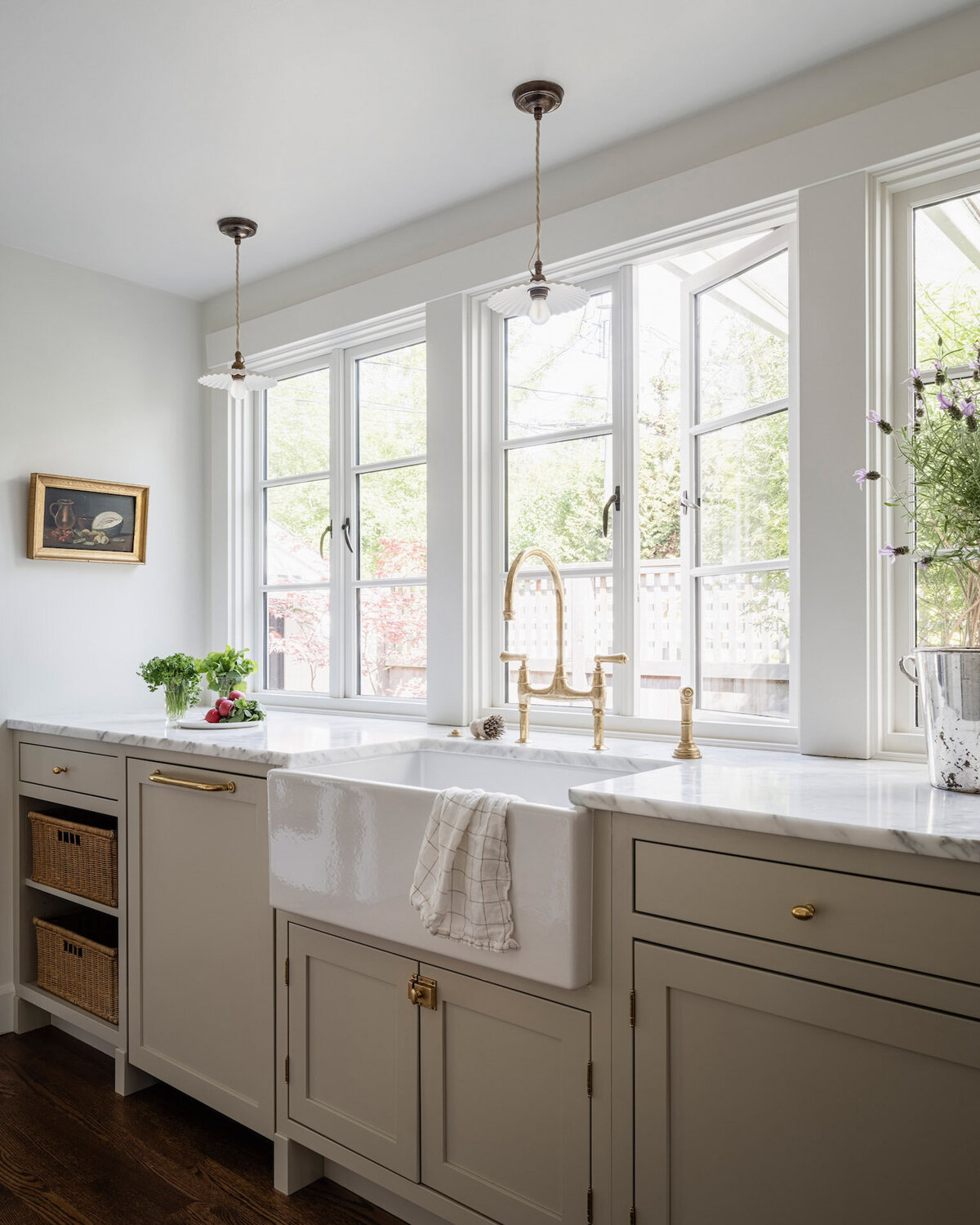 farmhouse-kitchen-design-deep-sink-brass-hardware-light-filled