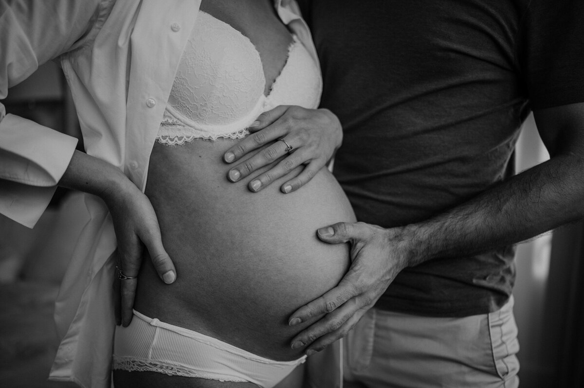 12-LouiseBoonstoppelFotografie_zwangerschapshoot_elegant_blote_buik