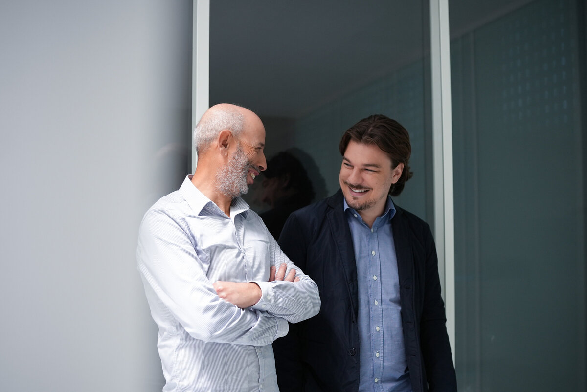 Romain Cocogne et Mostafa El Mokadem dans les locaux d’Intel France – production vidéo corporate par Clap Maker, entre innovation et humain.