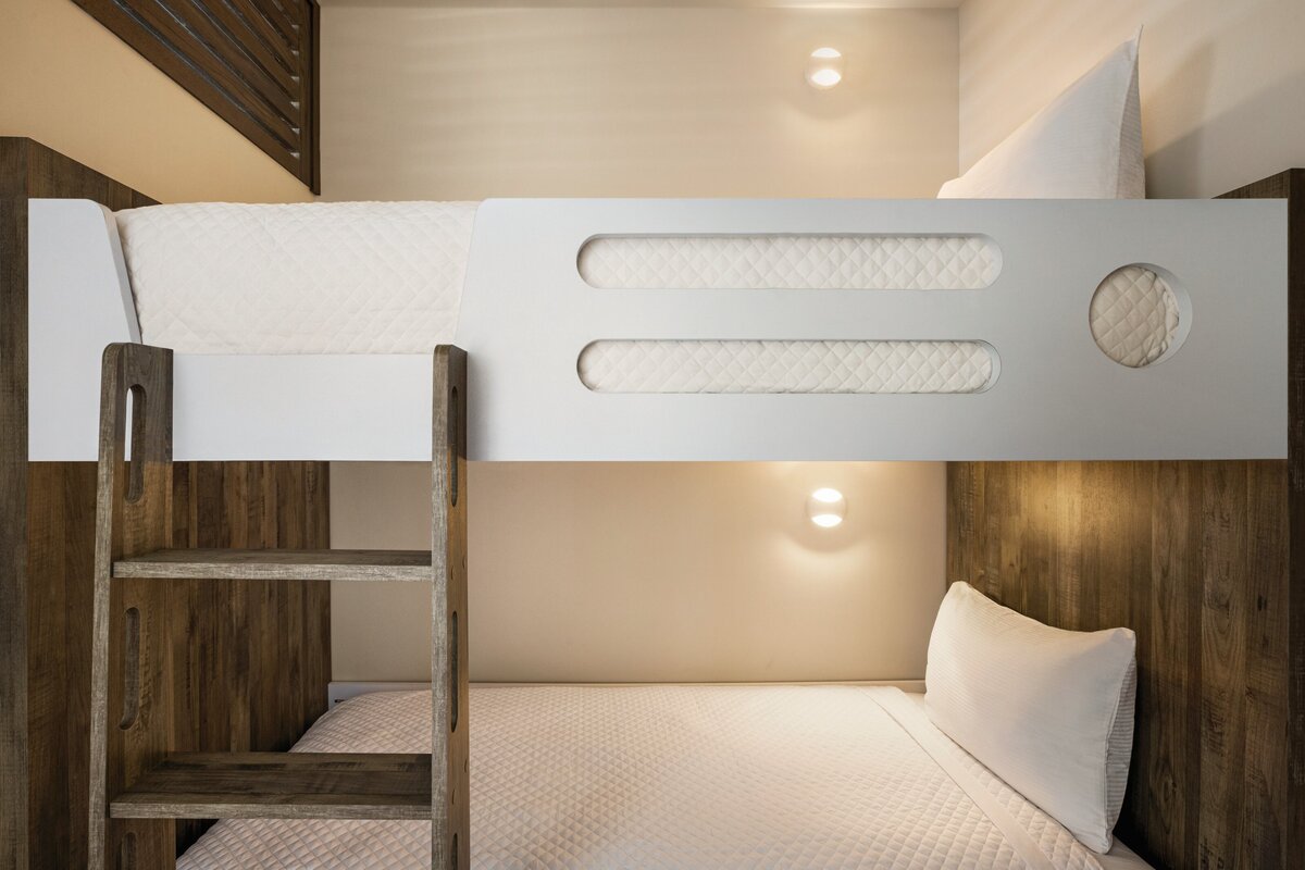 ECPPP_1_king_suite_with_bunk_beds_balcony_gulf_view_01