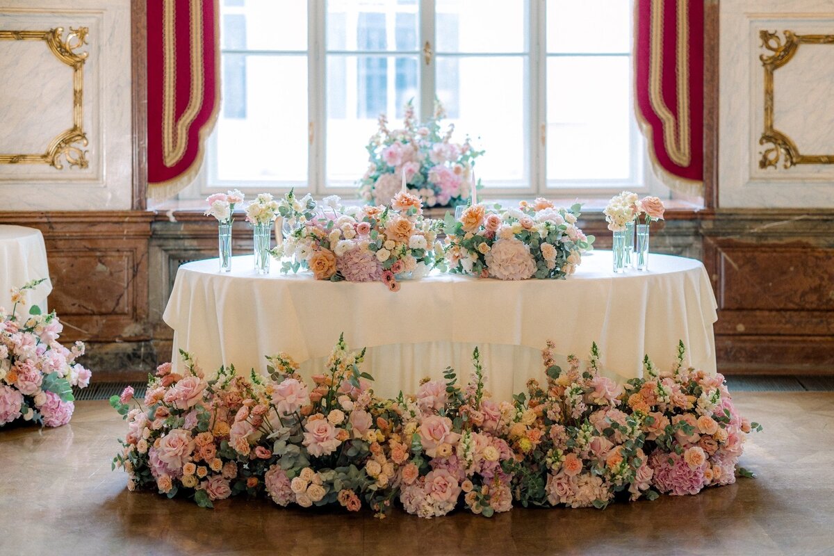 Sweetheart table designed by ECLAT Destination wedding for a luxury wedding in palace Daun Kinsky Vienna