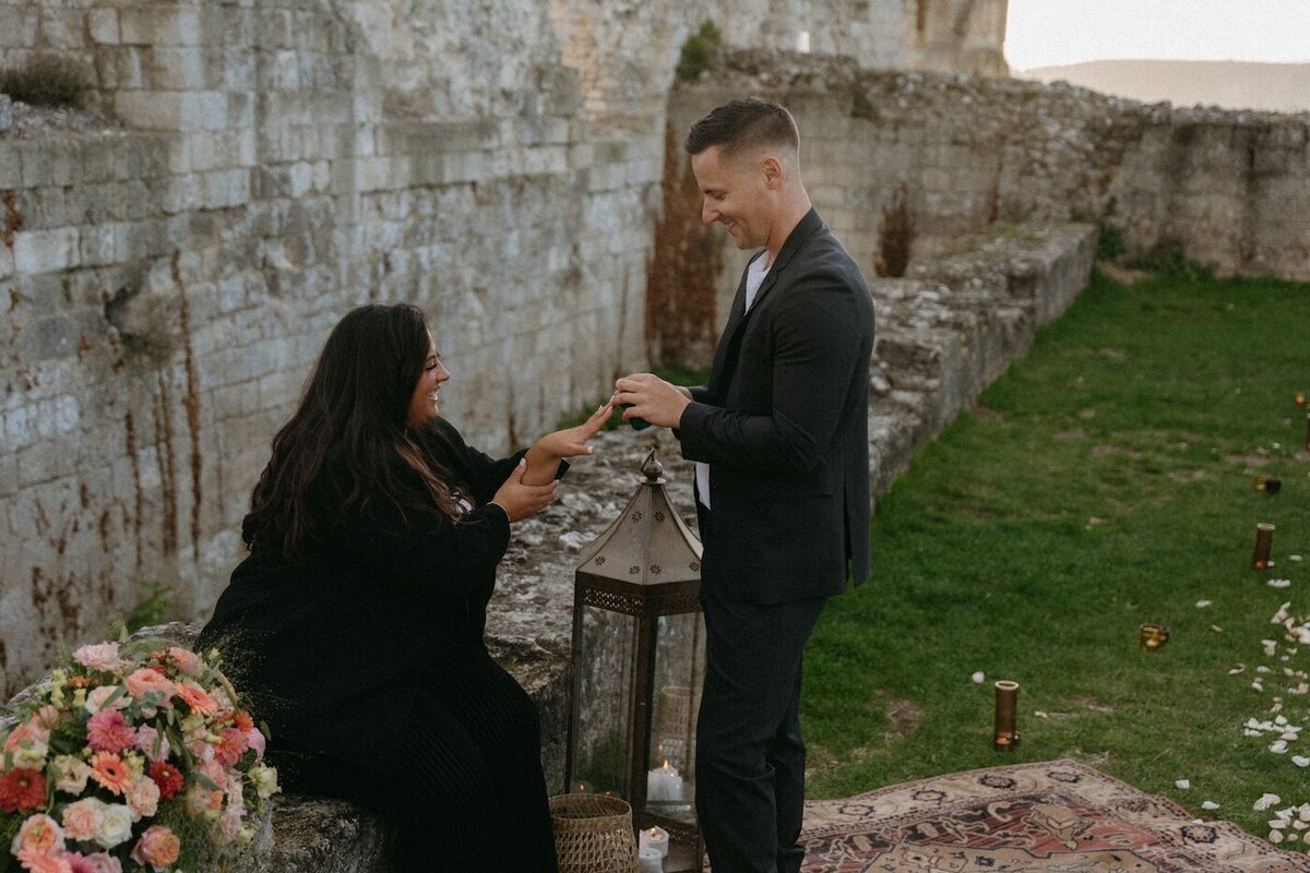 Anissa accepte la demande de Brendan lors d'une séance photo engagement intimiste en Normandie par Kamescop photographe vidéaste vintage.