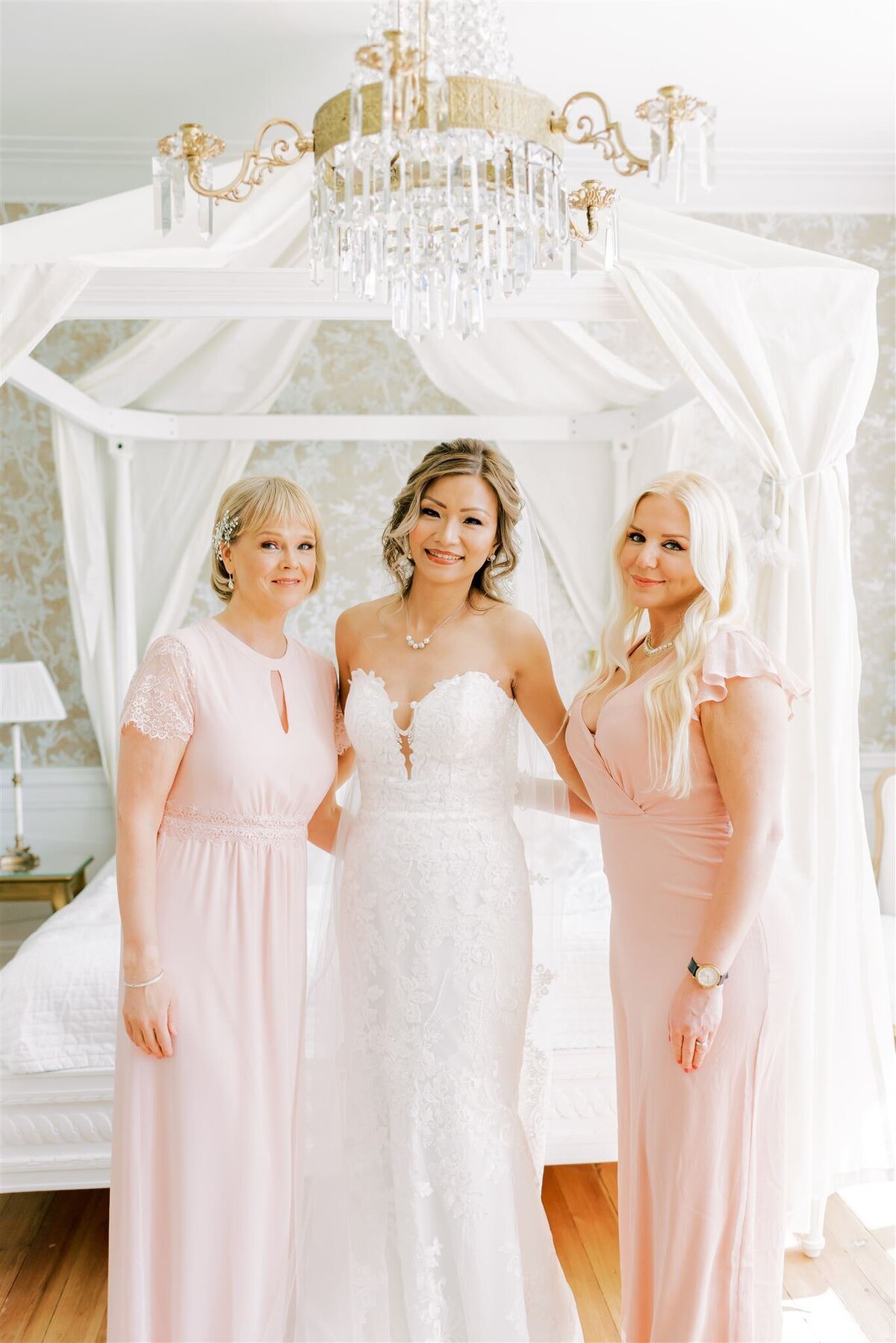 Wedding Photographer Anna Lundgren - helloalora_Rånäs Slott chateau wedding in Sweden bride and bridesmaids in pink dresses