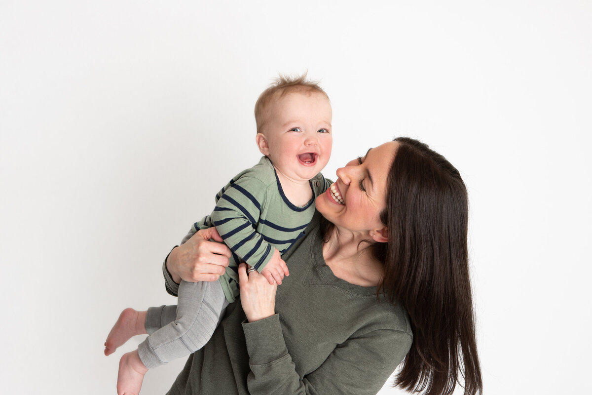 minimalist mommy and me session