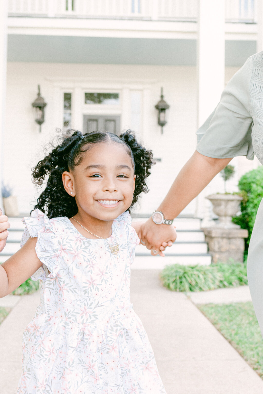 Family lifestyle photography captured by Marina Garcia Lazarine