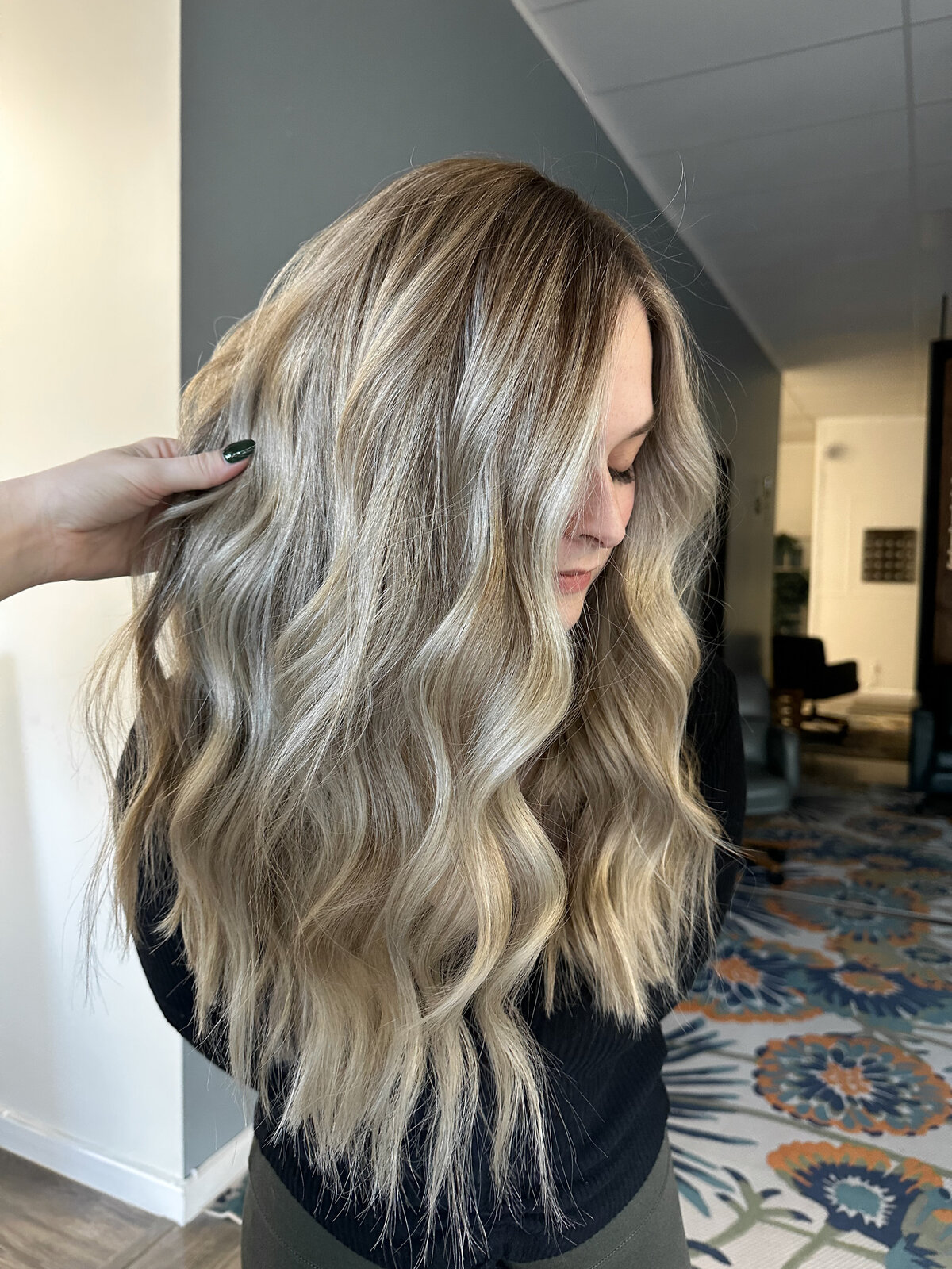 rooted-blonde-hairstylist-hairstyle