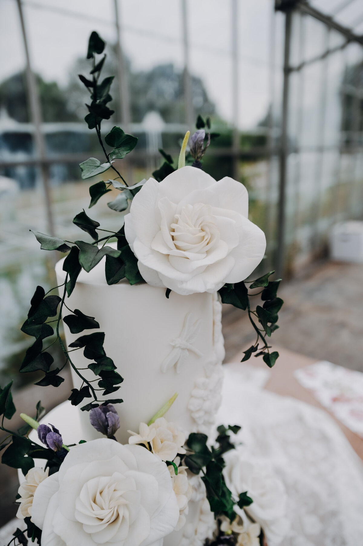 Luxury nature inspired wedding cake designer vanilla Spice Cake Studio Northamptonshire white textured tiered cake design white sugar flowers