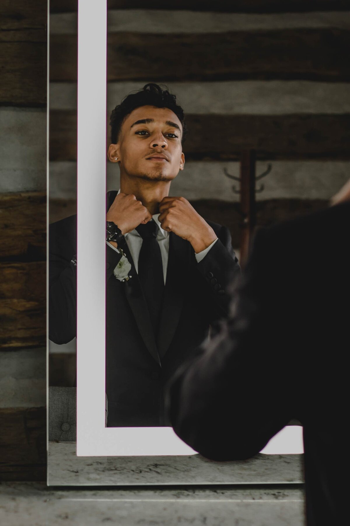 groom-getting-ready-mirror
