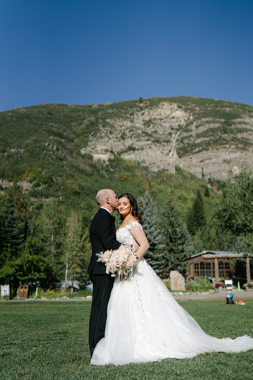 sundance-mountain-resort-fall-bridgerton-wedding-pepper-nix-2125-1379