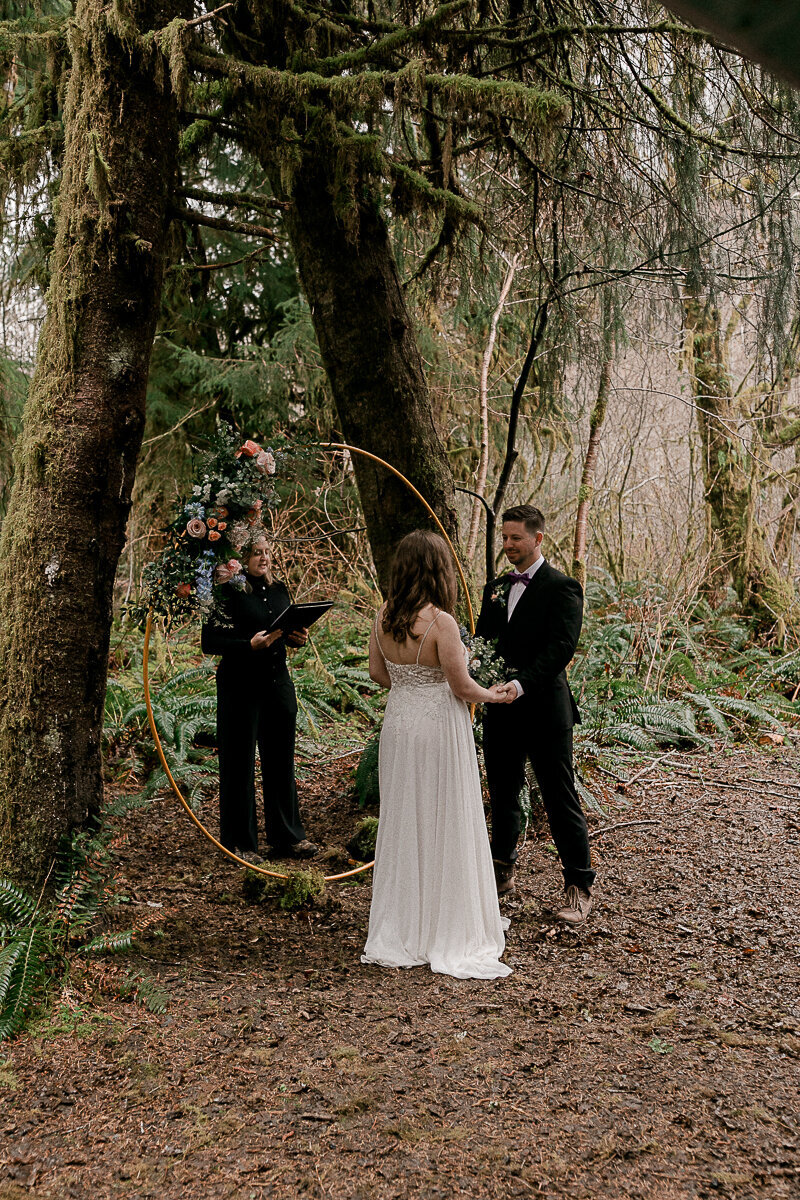 washingtonelopementphotographer-fernacreswedding-forkswashingtonwedding-pnwelopement-43