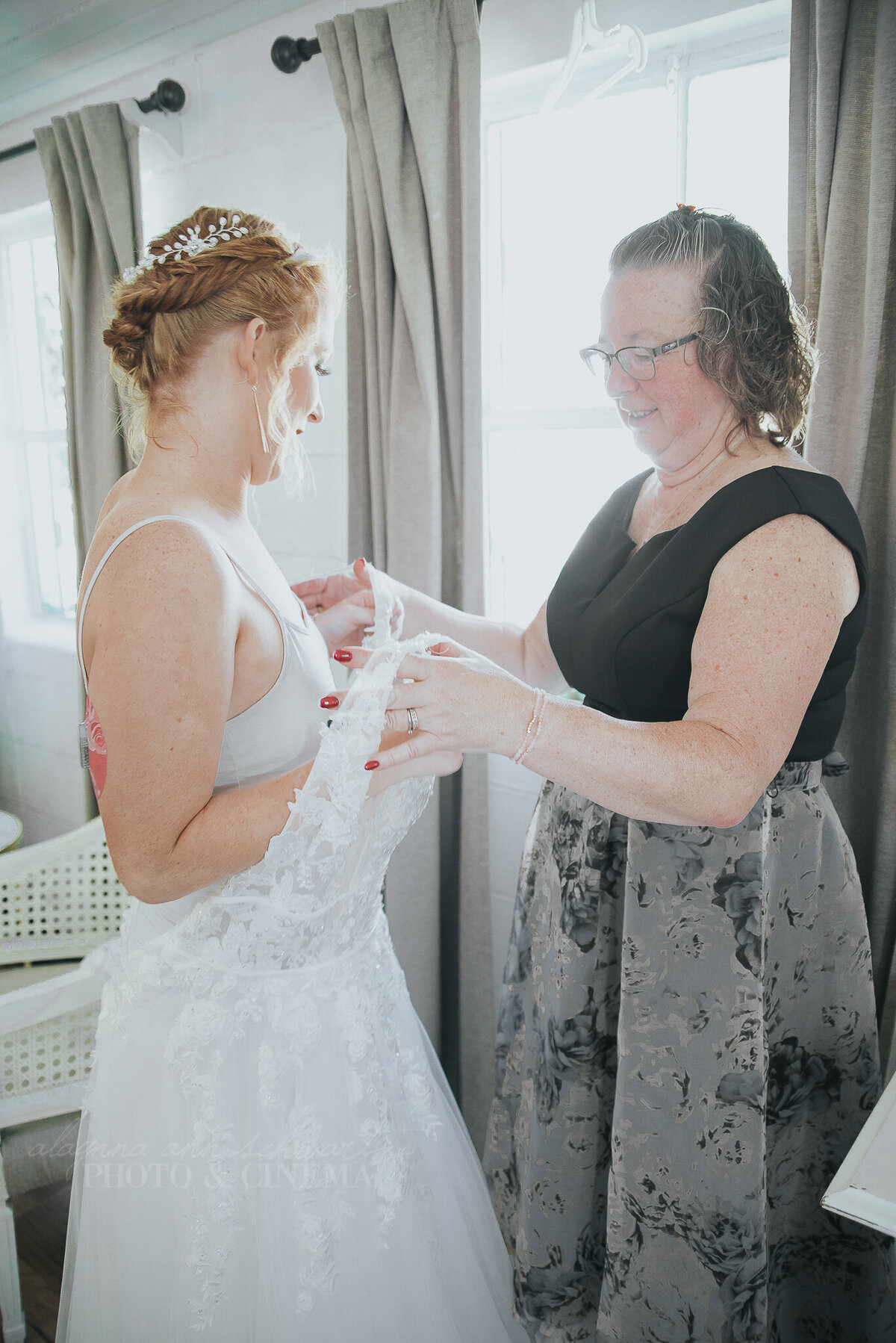 getting ready _ alaynna ann schwartz _ harpors vinyard _ iowa photographer _ playlife photography_0298