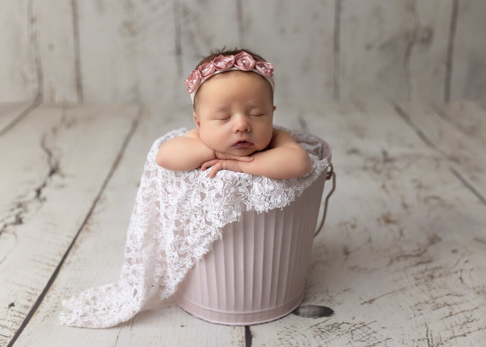NEWBORN_BABYGIRL_PINKBUCKET