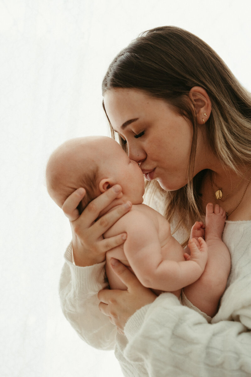 perth-newborn-baby-photographer-natural-in-home (11)