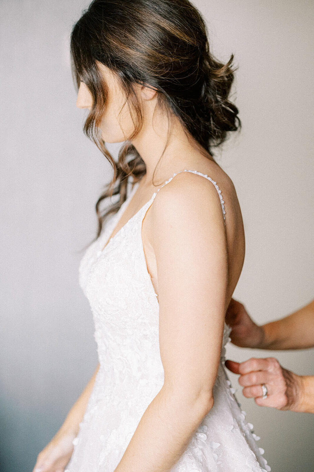 bride-gets-dress-zipped-up