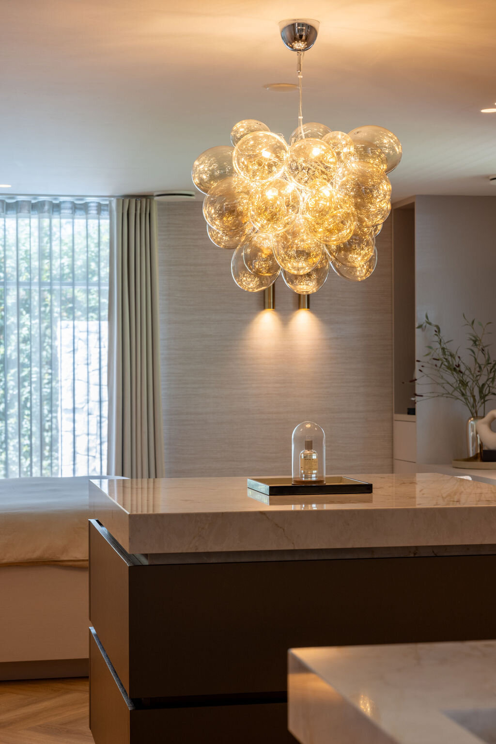 Een opvallende designlamp als eyecatcher in een modern interieur, ideaal voor een luxe woonruimte.