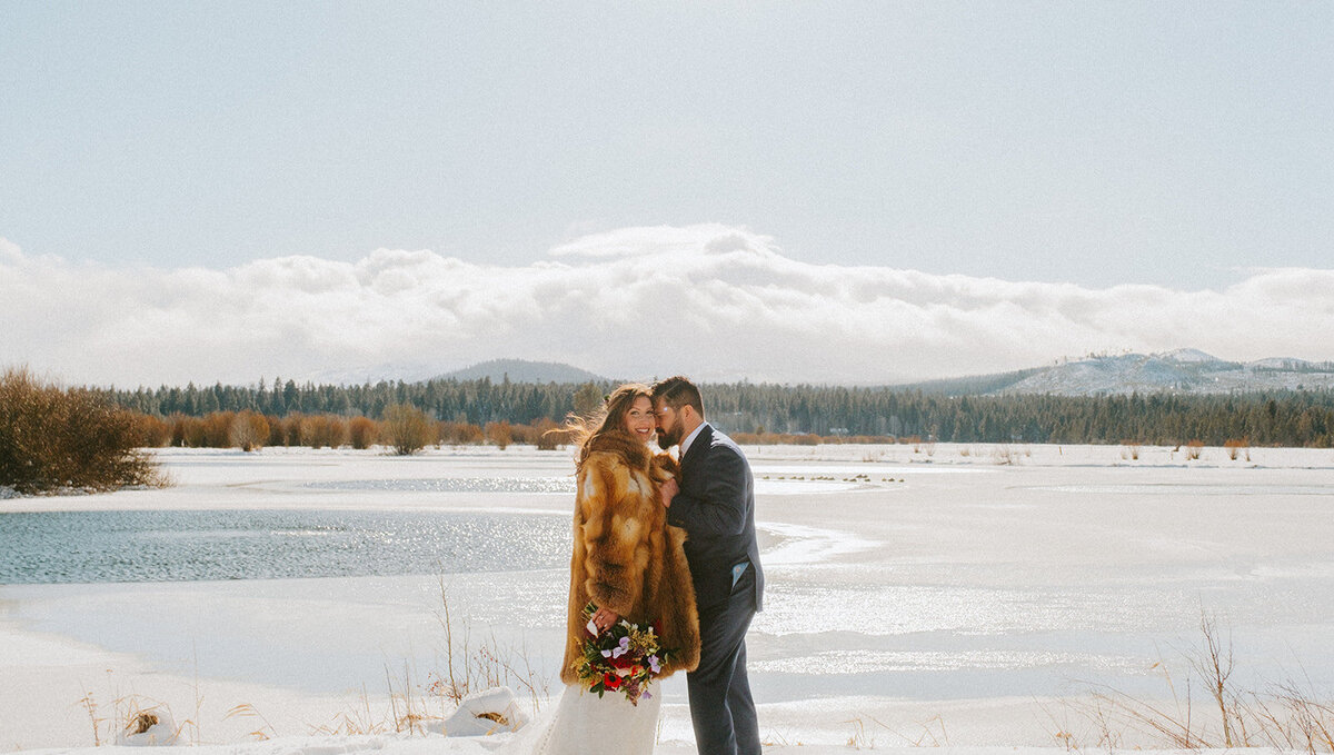 winter-snow-wedding-five-pine-lodge-oregon-venue-february-sun-colorful-western-chic-fur-blankets-candles00805